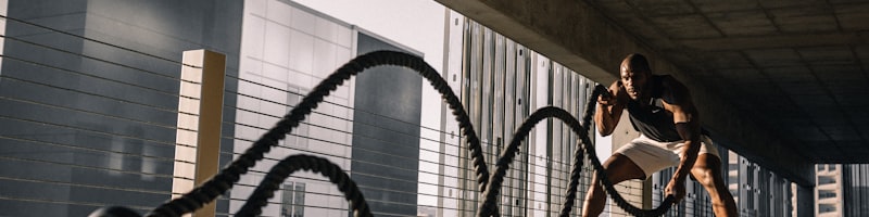 法国国家足球队在绿茵场上训练备战世界杯预选赛